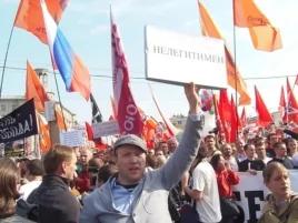 在2012年5月6日普京就职总统前的莫斯科大规模反政府示威上，一名抗议者手举标语，“普京是非法总统”(美国之音白桦拍摄)