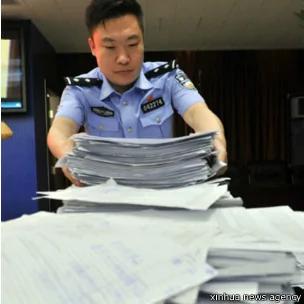北京公安展示罪犯在网上窃取的大量公民信息（新华社图片）