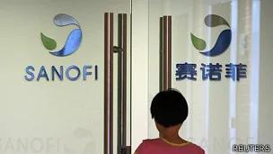 一名雇员推门进入赛诺菲上海办事处（2/8/2013）