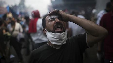 埃及开罗拉拜阿?阿达维耶清真寺外一名穆尔西支持者面露痛苦表情（14/8/2013）