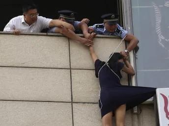 北京警方8月14日在三里屯一座商业中心拯救一名试图自杀的女性路透社照片