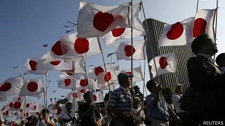 日本右翼团体成员在东京靖国神社外高举日本国旗游行（15/8/2013）