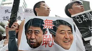 香港反日示威者举起印有“安倍晋三无耻”的标语牌14/8/2013（）
