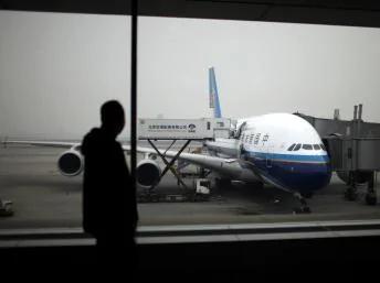一名乘客在北京国际机场二号航站楼201336