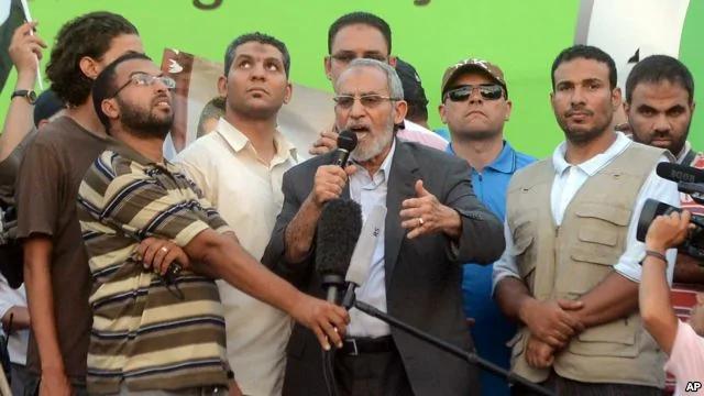 穆斯林兄弟会精神领袖穆罕默德•巴迪在开罗登台对数万支持者发表讲话，军队的直升机在上空盘旋。（2013年7月5日）