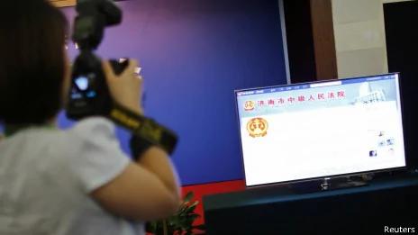济南中院在媒体中心用电视向记者们展示微博直播