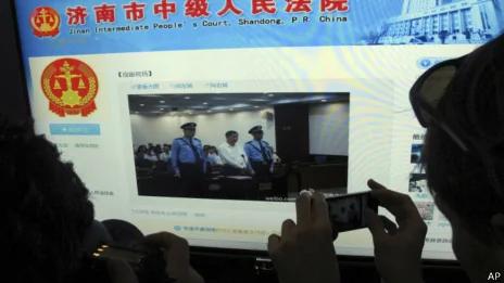 一名记者拍摄济南中院的官方微薄网页（22/08/2013）