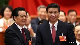 Hu Jintao(L) shakes hands with China