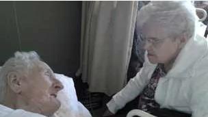 89岁的露丝女士陪伴着她的爱人91岁的哈罗德先生。