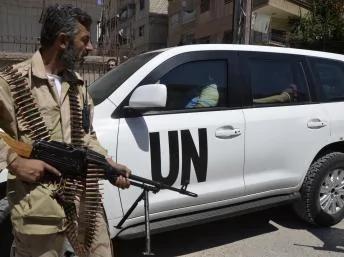 2013年8月28日，联合国专家在叙利亚大马示革附近一处涉嫌发生化学武器袭击地点调查。反叛武装自由叙利亚战士护送联合国专家车辆