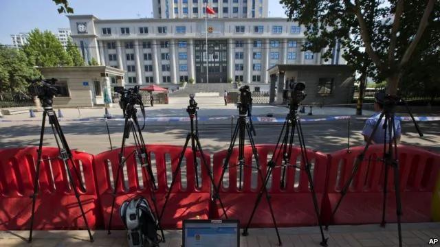 济南中级法院外面，一位记者观看关于庭审薄熙来的微博