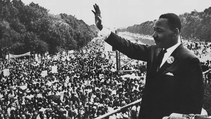 ARCHIV- Der amerikanische Führer der Schwarzen, Dr. Martin Luther King, winkt am28.08.193 von der Lincoln Gedächtnisstätte in Washington den Demonstranten zu. Die Bürgerrechtslage für Afroamerikaner hat sich seit der berühmten Rede von Martin Luther King1963 deutlich verbessert. Doch der Rassismus in den USA gehört längst nicht der Vergangenheit an. Foto: dpa(zu dpa-Themenpaket««Noch nicht angekommen»- Rassismus in den USA50 Jahre nach King» vom27.08.2013)+++(c) dpa- Bildfunk+++  ***FREI FÜR SOCIAL MEDIA***