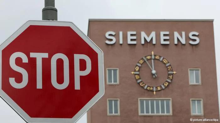 ARCHIV- Fünf Minuten vor Zwölf zeigt die Uhr am22.03.2010 am Siemens-Zentralgebäude in Erlangen(Bayern). Dem Sparprogramm bei Siemens werden nach Informationen der IG Metall in der Region Erlangen rund2000 Stellen zum Opfer fallen. Foto: Daniel Karmann/dpa+++(c) dpa- Bildfunk+++