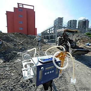 乐清市环保部门在北白象镇第九小学新校区进行大气采集监测（新华社图片12/9/2013）