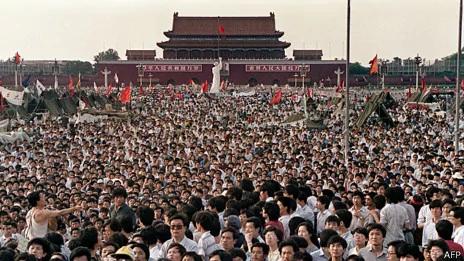 北京学生群众在天安门广场上集会（2/6/1989）