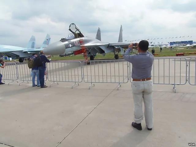不久前莫斯科航展上展出的苏-35战机(美国之音白桦拍摄)