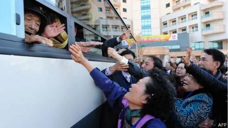参与金刚山离散家庭团聚的韩国民众与大巴上准备离开的朝鲜亲人激动道别（1/11/2010）