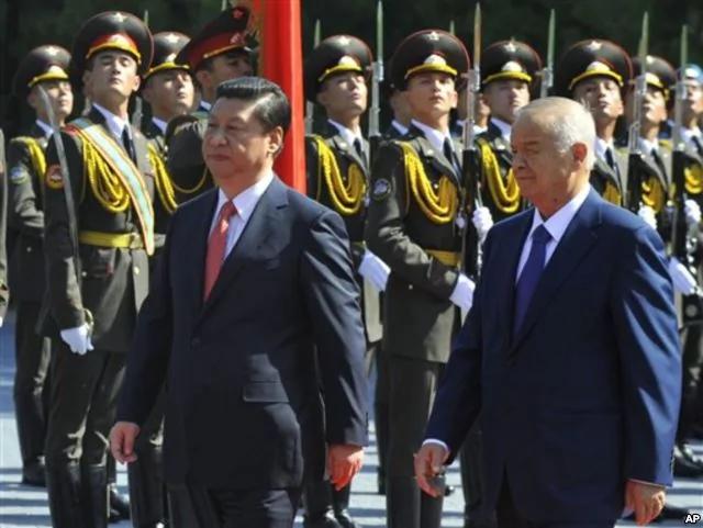 习近平今年9月访问乌兹别克斯坦时和东道国总统卡里莫夫在欢迎仪式上。