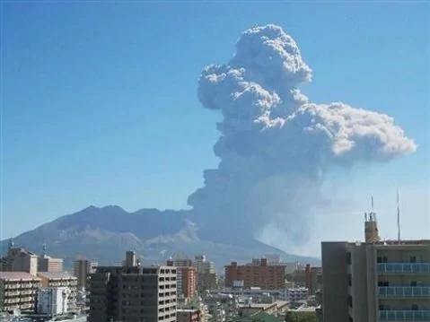 日本火山连2天大规模喷发　烟尘喷高达4千5百公尺！