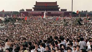 1989年在天安门广场上抗议的中国学生