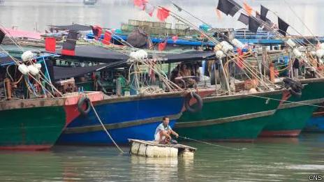 躲避台风的渔船