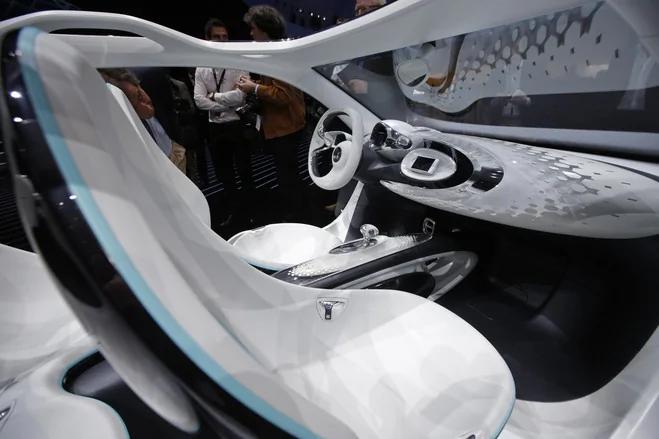 Smart无门四座FourJoy原型车的内部。法兰克福车展上，全球汽车生产商纷纷推出电动汽车和混合动力车以及各种最新技术，令潜在顾客惊叹不已。