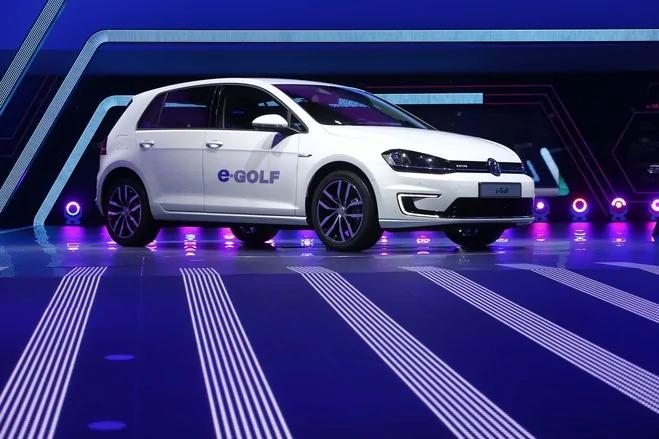 大众展示了e-Golf纯电动紧凑型车。这是大众销量冠军车高尔夫的电动版。大众说，该车充电一次可行驶190公里，百公里耗电3.30欧元（约合人民币27元）。