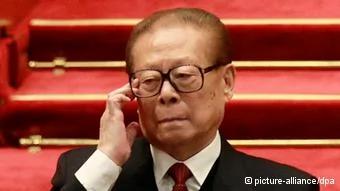 epa03469935 Chinese former president Jiang Zemin gestures during the closing ceremony of the18th CPC(Communist Party Congress) in Beijing, China,14 November2012. The CPC is expected to introduce the new leadership lineup and the Standing Committee of the Politburo on15 November, a day after the closing. EPA/HOW HWEE YOUNG