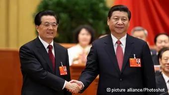 [38121542] Nationaler Volkskongress in Peking2013  (130314)-- BEIJING, March14,2013()-- Hu Jintao(L) congratulates Xi Jinping at the fourth plenary meeting of the first session of the12th National People
