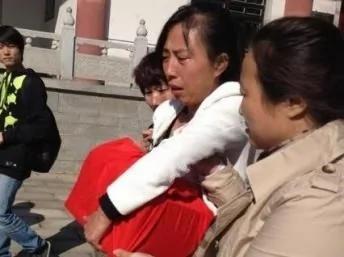 夏俊峰之妻张晶取回丈夫的骨灰2013年9月26日
