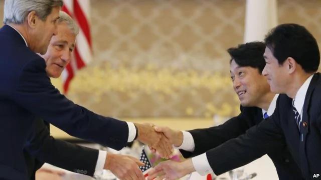 美国国防部长哈格尔与国务卿克里和日本防卫大臣小野寺五典与外务大臣岸田文雄在东京开始美日2+2会谈之前握手。（2013年10月3日）