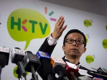 香港电视主席王维基2013年10月16日在政府拒绝发牌后在记者会上宣布将裁员320人。