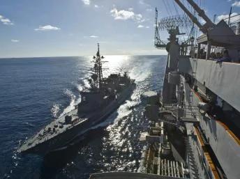 资料图片：日本海防自卫队船只与美国华盛顿号航母并行。图片摄于2010年12月5日美日在太平洋海上联合演习。