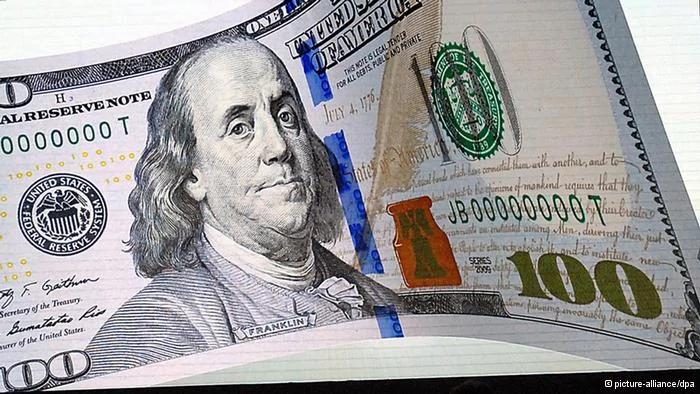 ARCHIV- Die Projektion einer100-Dollar-Note ist am21.04.2010 während einer Veranstaltung im US-Finanzministerium in Washington D.C. zu sehen. Foto: Astrid Riecken/epa(zu dpa:«US-Haushaltsstreit nährt den Traum vom eigenen Staat» vom12.10.2013)
