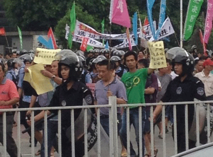 广州万人游行抗议当地媒体集体失声