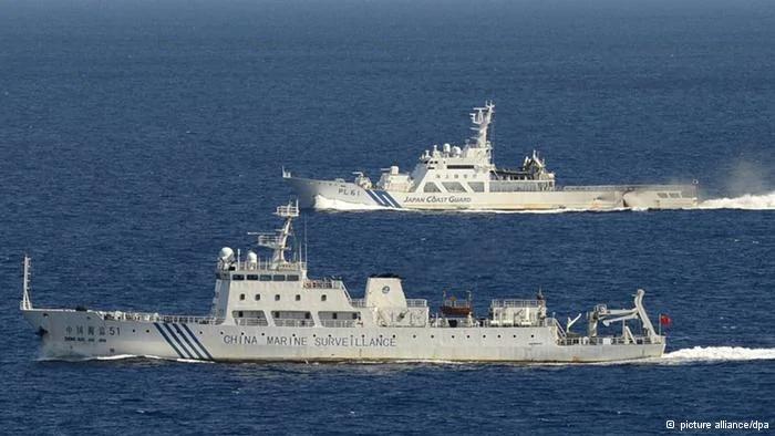 [34090654] Inselstreit zwischen Japan und China    ©Kyodo/MAXPPP-14/09/2012; NAHA, Japan- Photo from a Kyodo News aircraft shows the Chinese marine surveillance ship Haijian51(front) in Japanese territorial waters near the Japan-controlled Senkaku Islands in the East China Sea on Sept.14,2012. China also claims the islets and calls them the Diaoyu Islands. At back is a patrol ship of the Japan Coast Guard.(Kyodo)