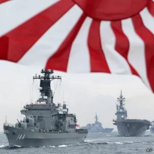 日本海上自卫队鞍马号驱逐舰（左）带领舰队驶进东京附近的相模湾（资料图片）