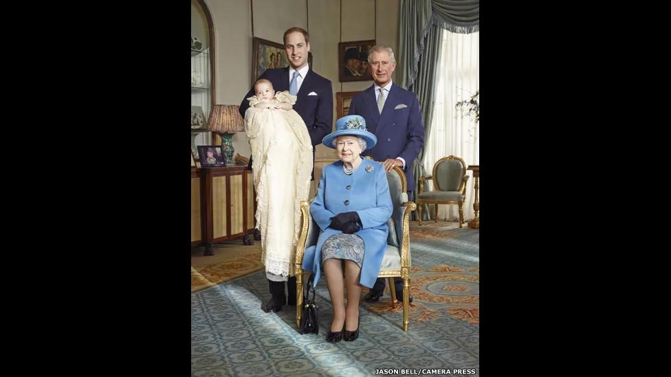 图辑：英王室公布乔治王子洗礼照片
