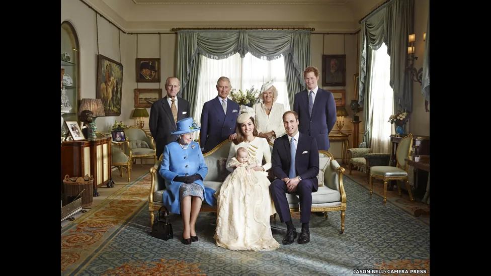 图辑：英王室公布乔治王子洗礼照片