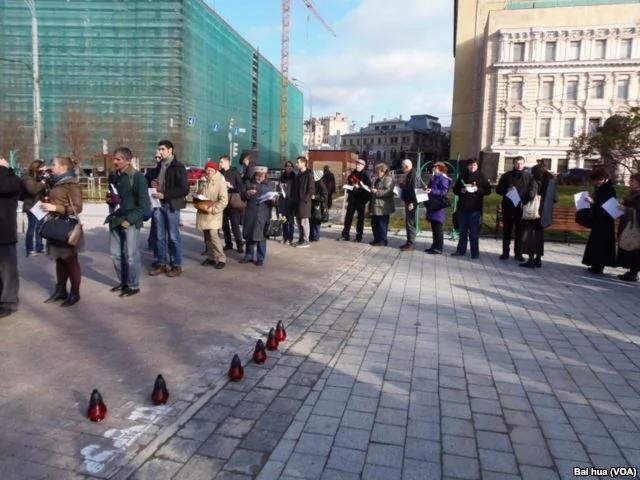 莫斯科，10月29日，人们排着长队等待宣读政治迫害遇难者的姓名。旁边正在修缮的建筑是前克格勃，目前是联邦安全局总部大楼。(美国之音白桦拍摄)