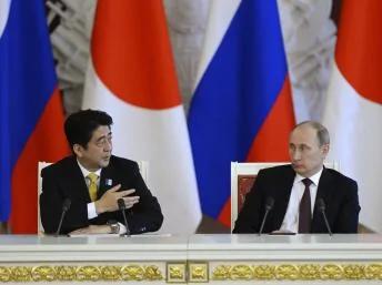 2013年4月29日，日本首相安倍晋三与俄罗斯总统普京在记者招待会上。