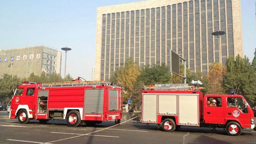消防车在山西太原爆炸现场停驻（新华社图片6/11/2013）