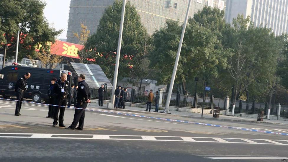 山西太原迎泽大街被警方封锁（中新社图片6/11/2013）