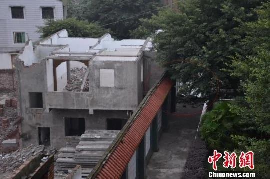 四川一学校外拆楼致围墙倒塌砸中校内学生致3死