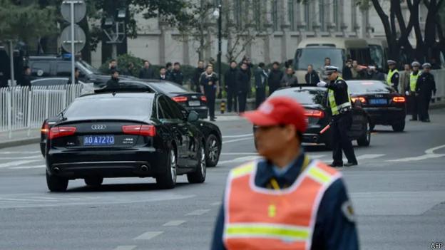 数辆黑色豪华轿车进出北京京西宾馆（9/11/2013）