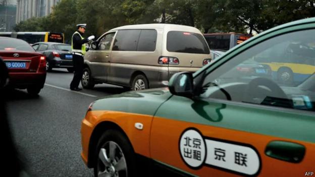 北京京西宾馆附近警员检查一辆汽车（9/11/2013）