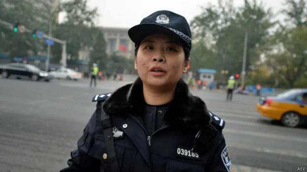 一名女警阻挡记者靠近京西宾馆（9/11/2013）