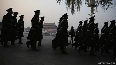 一批武警在天安门上步操（8/11/2013）