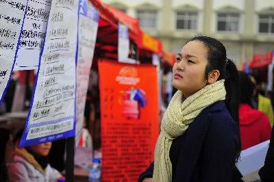 留学生回中国就业，面临双重困局。（新华社资料照片）</p><p>