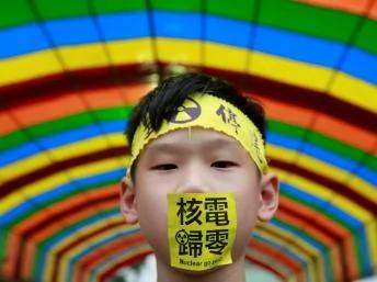 台湾总统府前反核静坐示威一男孩2014年4月26日台北